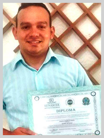 Aluno Dioniquel Fernando exibindo seu certificado e deixando seu depoimento