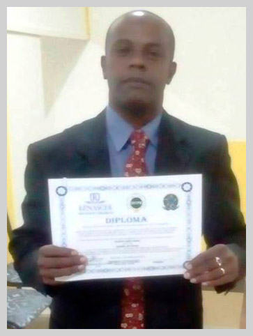 Aluno Frederico Bento exibindo seu certificado e deixando seu depoimento