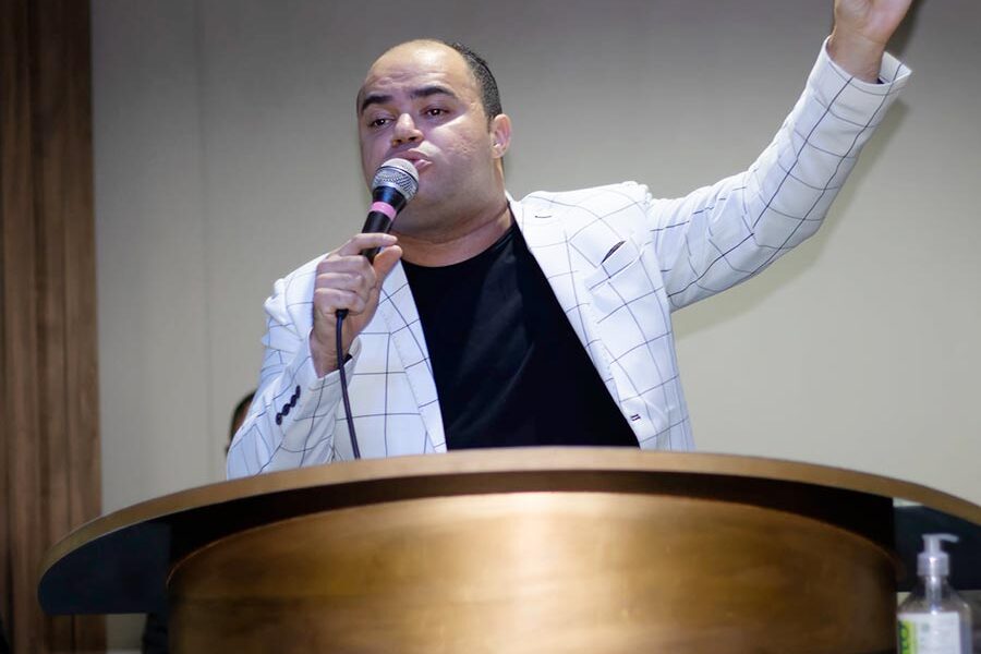 Pastor Alex Martins Pregando e Ensinando