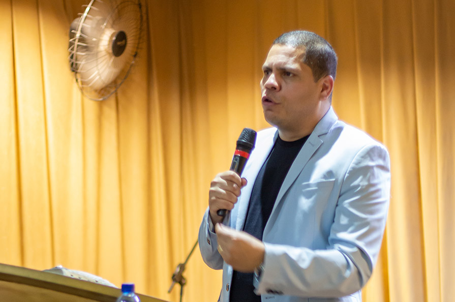 Pastor André Matias Pregando e Ensinando