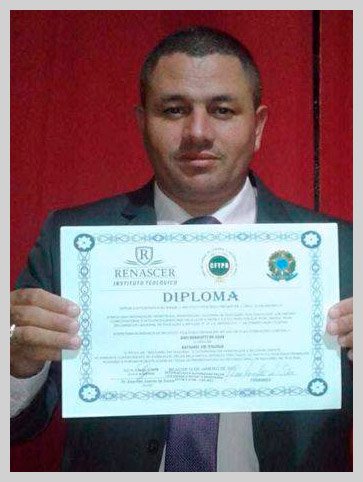 O Aluno Davi Bonafatti exibindo seu certificado e deixando seu depoimento