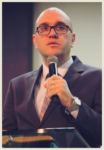 Pastor Eduardo Souza Pregando e Ensinando