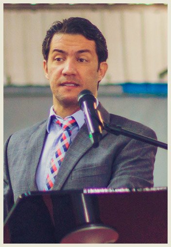 Pastor Gilmar Fiuza Pregando e Ensinando