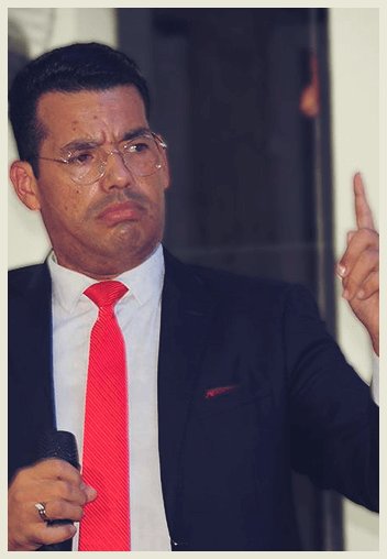 Pastor Paulo Robson Pregando e Ensinando