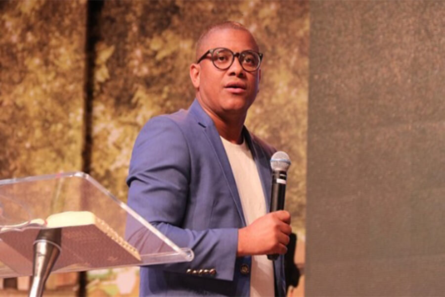 Pr. Maurinho Ferreira Pregando e Ensinando